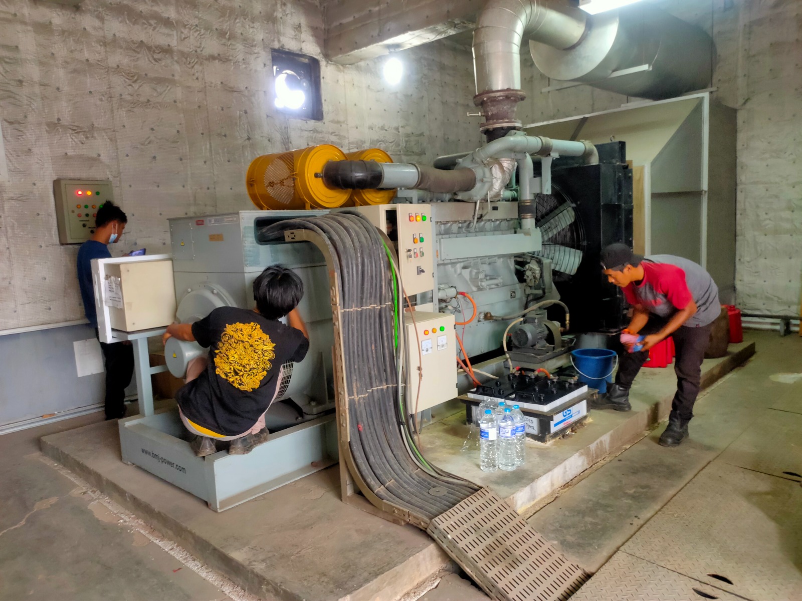Panduan Memilih Kontraktor MEP Terbaik di Jakarta, Bekasi, dan Surabaya untuk Membangun Negeri 2 Tim Kontraktor MEP Terpercaya Solusi Tekno Nusantara sedang melakukan instalasi sistem elektrikal